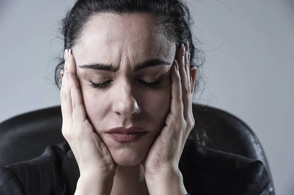 Primer plano atractiva mujer de negocios que trabaja en la oficina en el estrés que sufre dolor de cabeza intenso — Foto de Stock