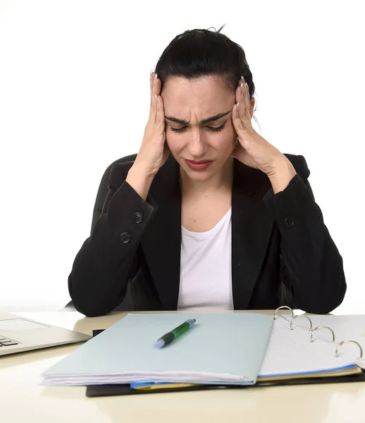 Mujer de negocios que trabaja en el ordenador portátil en la oficina en el estrés que sufre dolor de cabeza intenso migraña — Foto de Stock