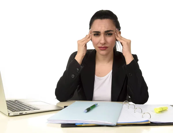 Geschäftsfrau arbeitet im Büro unter Stress am Laptop und leidet unter starken Kopfschmerzen Migräne — Stockfoto