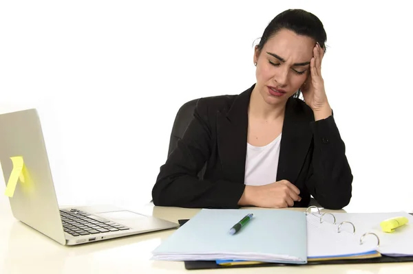 Donna d'affari che lavora su computer portatile a ufficio in stress che soffre di mal di testa intenso emicrania — Foto Stock