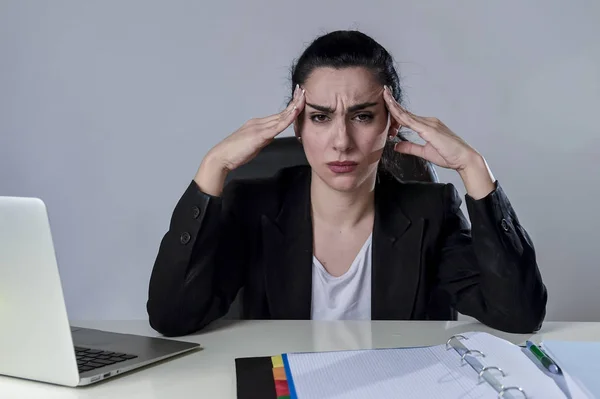 Donna d'affari che lavora su computer portatile a ufficio in stress che soffre di mal di testa intenso emicrania — Foto Stock