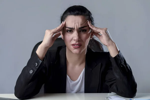 笔记本电脑上遭受剧烈头痛偏头痛的应力在办公室工作的女商人 — 图库照片