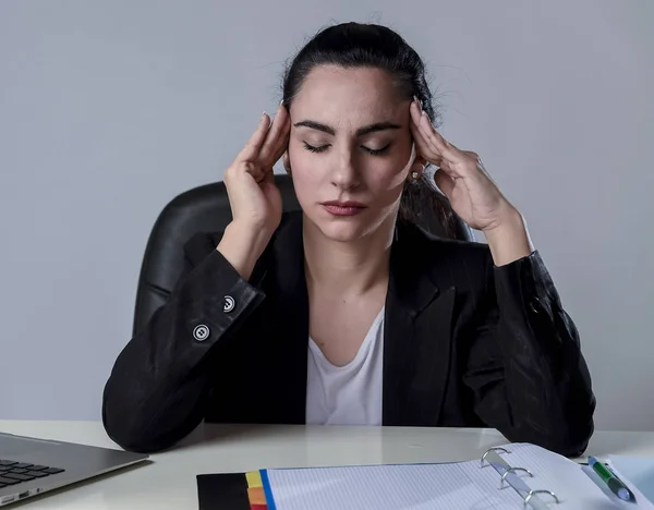 Obchodní žena pracující na přenosný počítač v kanceláři ve stresu trpí intenzivní bolest hlavy migréna — Stock fotografie