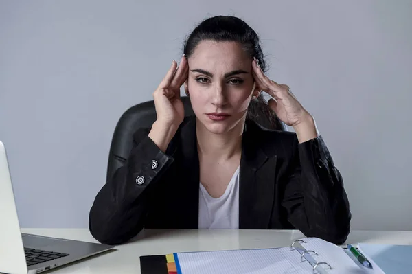 Donna d'affari che lavora su computer portatile a ufficio in stress che soffre di mal di testa intenso emicrania — Foto Stock