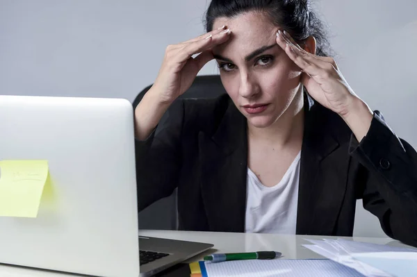 Mujer de negocios que trabaja en el ordenador portátil en la oficina en el estrés que sufre dolor de cabeza intenso migraña — Foto de Stock