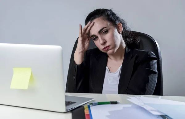 Mulher de negócios trabalhando no laptop no escritório em estresse sofrendo dor de cabeça intensa enxaqueca — Fotografia de Stock