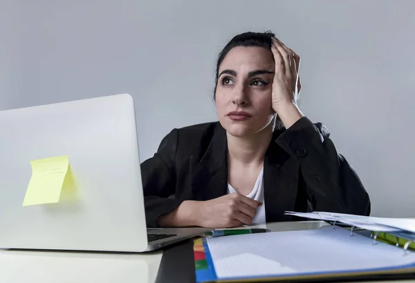 Donna d'affari che lavora su computer portatile a ufficio in stress che soffre di mal di testa intenso emicrania — Foto Stock