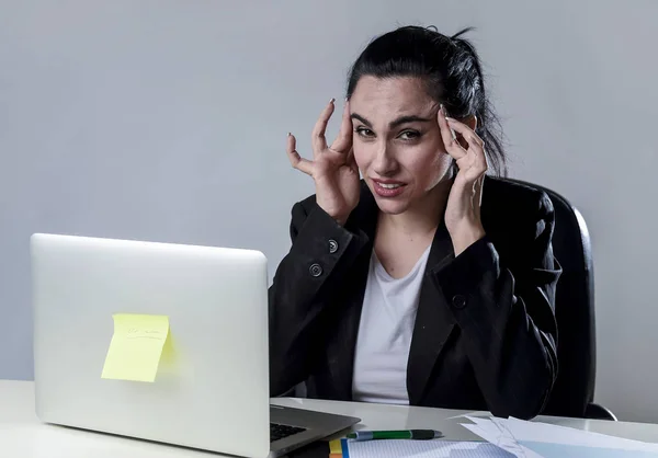 Donna d'affari che lavora su computer portatile a ufficio in stress che soffre di mal di testa intenso emicrania — Foto Stock