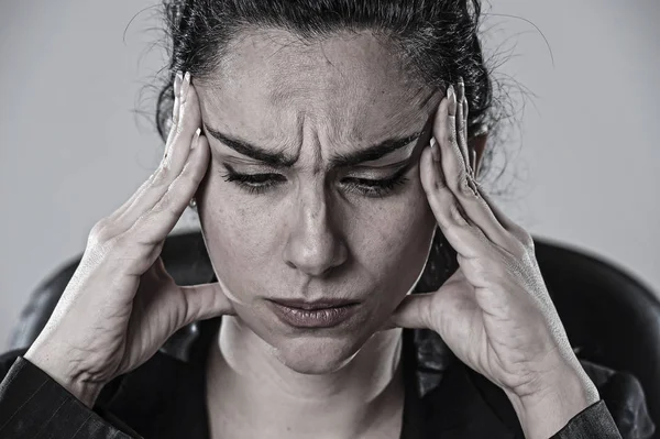 Close up atraktif wanita bisnis bekerja di kantor di stres menderita sakit kepala intens — Stok Foto