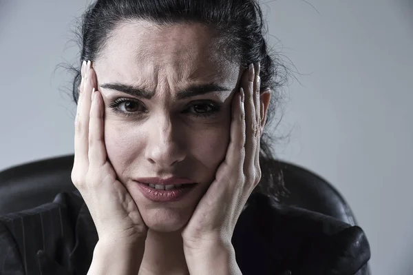 Primer plano atractiva mujer de negocios que trabaja en la oficina en el estrés que sufre dolor de cabeza intenso — Foto de Stock