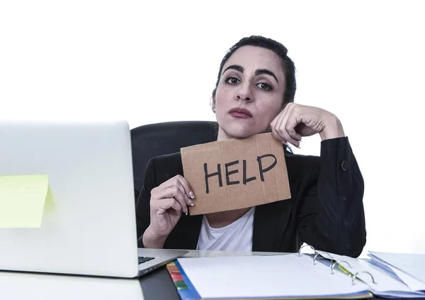 Mujer latina mostrando ayuda signo desesperado sufrimiento estrés en el trabajo mientras está sentado en la oficina portátil —  Fotos de Stock