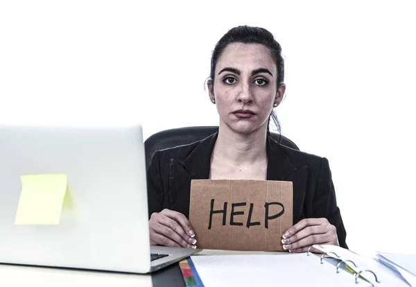 Mulher latina mostrando sinal de ajuda sofrimento desesperado estresse no trabalho enquanto sentado no laptop escritório — Fotografia de Stock