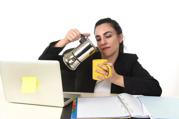 Mujer de negocios en el escritorio de la computadora portátil beber café excitado y ansioso en la adicción a la cafeína — Foto de Stock