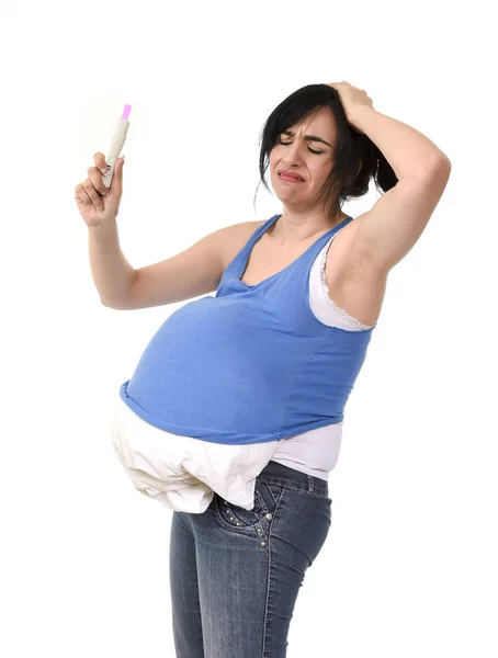 Молода вагітна жінка боїться шокової перевірки рожевого позитивного результату на тест на вагітність — стокове фото