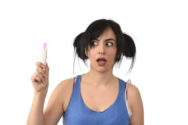 Mladá těhotná žena strach v šoku kontrola růžové pozitivním výsledkem, na těhotenský test — Stock fotografie