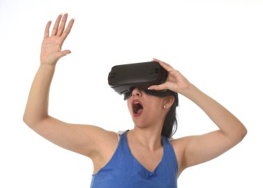 3d gözlük 360 Sanal gerçeklik vizyon zevk izlerken kullanarak çekici mutlu kadın heyecanlı