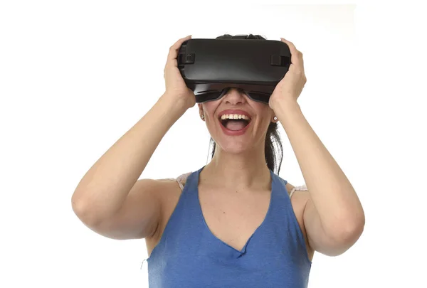 Atractiva mujer feliz excitada usando gafas 3d viendo 360 visión de realidad virtual disfrutando —  Fotos de Stock