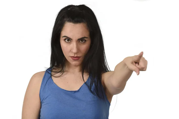 Mujer atractiva y enojada que mira seria y molesta señalando con el dedo molesto — Foto de Stock