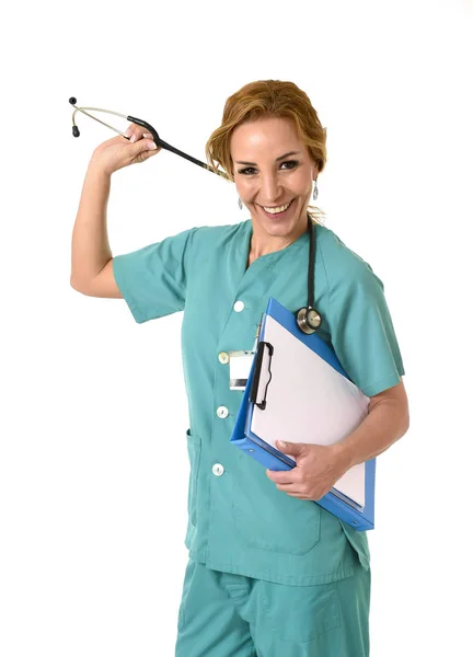 Hermosa y feliz mujer médico de emergencia md o enfermera posando sonriente alegre —  Fotos de Stock