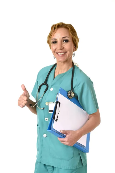 Hermosa y feliz mujer médico de emergencia md o enfermera posando sonriente alegre —  Fotos de Stock