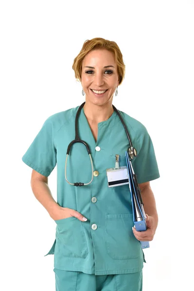 Hermosa y feliz mujer médico de emergencia md o enfermera posando sonriente alegre — Foto de Stock