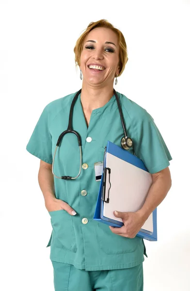 Hermosa y feliz mujer médico de emergencia md o enfermera posando sonriente alegre — Foto de Stock