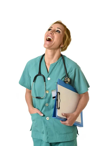 Hermosa y feliz mujer médico de emergencia md o enfermera posando sonriente alegre —  Fotos de Stock