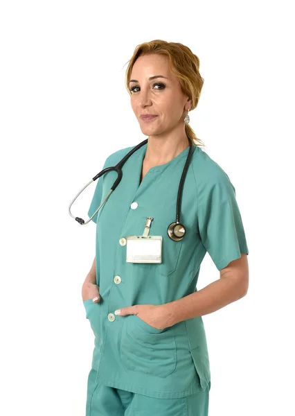 Mulher bonita e feliz md médico de emergência ou enfermeira posando sorridente alegre — Fotografia de Stock