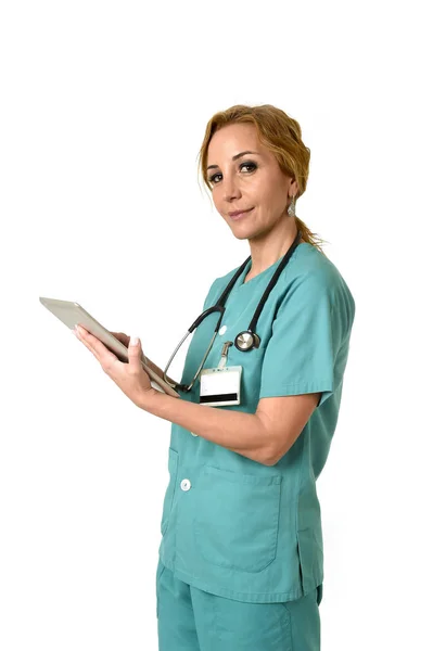 Mujer feliz médico de emergencia md o enfermera posando sonriente alegre con tableta —  Fotos de Stock