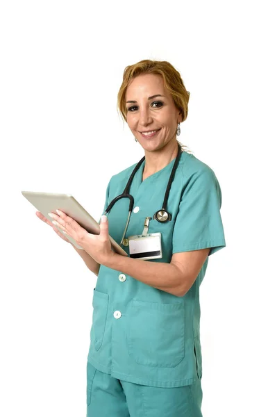 Mulher feliz md médico de emergência ou enfermeira posando sorridente alegre com tablet pad — Fotografia de Stock