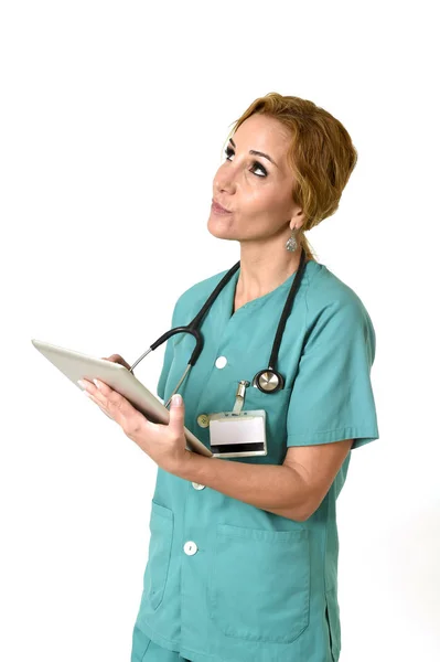 Mujer feliz médico de emergencia md o enfermera posando sonriente alegre con tableta — Foto de Stock