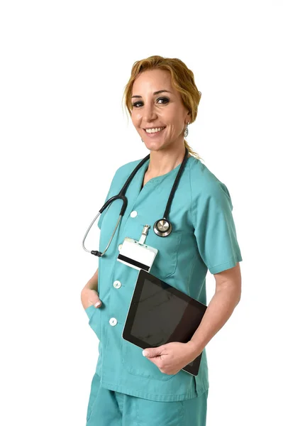 Lycklig kvinna md akuta läkare eller sjuksköterska poserar leende glada med tablett pad — Stockfoto