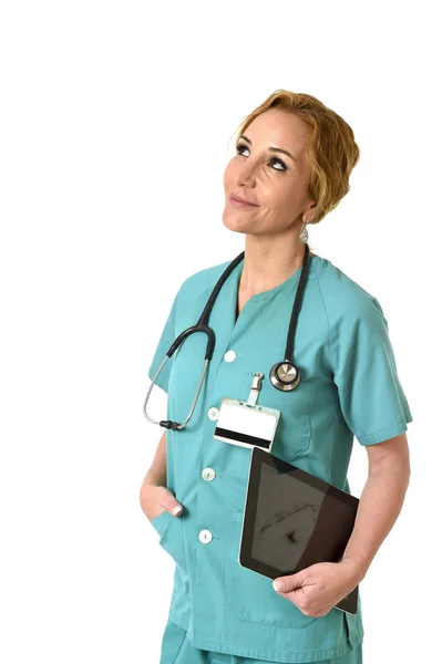 Mulher feliz md médico de emergência ou enfermeira posando sorridente alegre com tablet pad — Fotografia de Stock