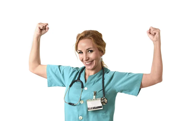 Mujer médico de emergencia md o enfermera posando sonriente alegre con estetoscopio mostrando bíceps —  Fotos de Stock