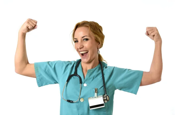 Vrouw md noodsituatie arts of verpleegkundige poseren lacht vrolijk met de stethoscoop tonen biceps — Stockfoto