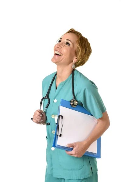 Mulher bonita e feliz md médico de emergência ou enfermeira posando sorridente alegre — Fotografia de Stock