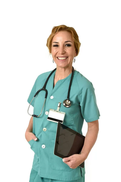 Счастливая женщина доктор скорой помощи или медсестра позирует улыбаясь с помощью цифровой планшетной панели — стоковое фото