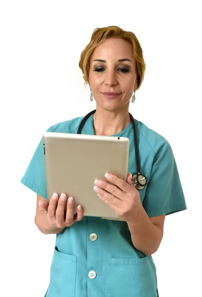 Mulher feliz md médico de emergência ou enfermeira posando sorrindo usando tablet pad digital — Fotografia de Stock