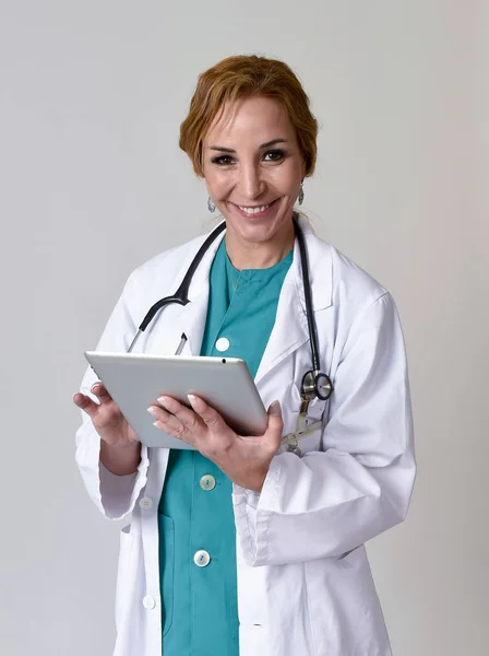 Feliz mujer médico de emergencia md o enfermera posando sonriendo usando di —  Fotos de Stock