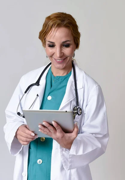 Mulher feliz md médico de emergência ou enfermeira posando sorrindo usando di — Fotografia de Stock