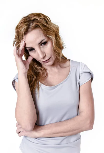 Mujer atractiva en sus treinta años triste y deprimido en dolor dolor y depresión —  Fotos de Stock