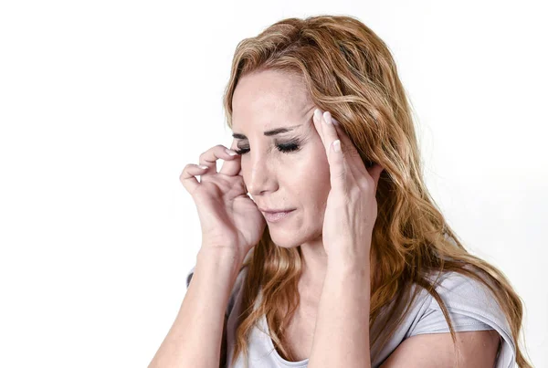 Mujer deprimida buscando desesperado en dolor cara expresión sufrimiento migraña y dolor de cabeza — Foto de Stock