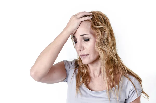 Depressziós nő keres kétségbeesett fájdalom arc kifejezése szenved migrén és fejfájás — Stock Fotó