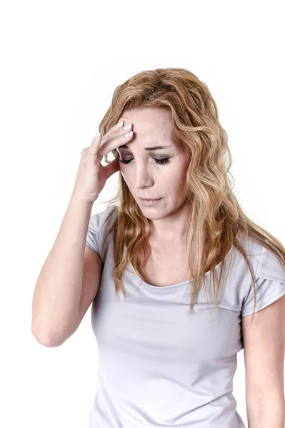 Mujer deprimida buscando desesperado en dolor cara expresión sufrimiento migraña y dolor de cabeza — Foto de Stock