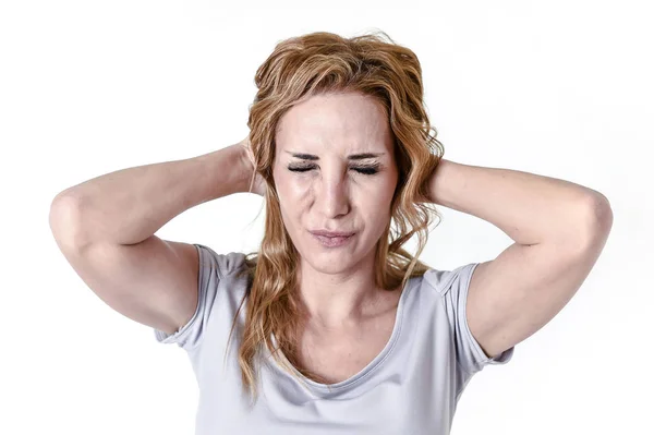 Mujer deprimida buscando desesperado en dolor cara expresión sufrimiento migraña y dolor de cabeza —  Fotos de Stock