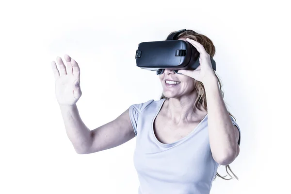 360 आभासी वास्तविकता दृष्टि देखने वाले 3 डी चश्मे का उपयोग करने वाली आकर्षक खुश और उत्तेजित महिला — स्टॉक फ़ोटो, इमेज