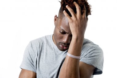 genç çekici afro Amerikalı adam üzgün ve depresyonda duygusal poz arıyorum onun 20'lerin üzerinde