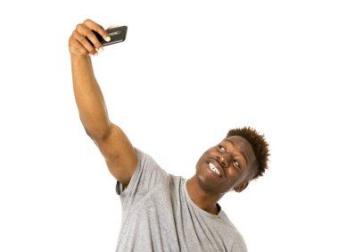 mutlu alarak selfie gülümseyen genç afro Amerikalı adam kendi kendine portre resim ile hareket eden telefon