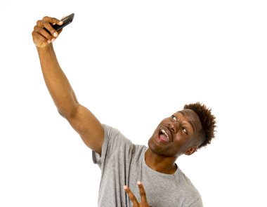 mutlu alarak selfie gülümseyen genç afro Amerikalı adam kendi kendine portre resim ile hareket eden telefon