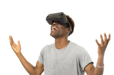 sanal gerçeklik vr 360 vizyon giyen afro Amerikalı adam zevk video oyun koruyucu gözlük